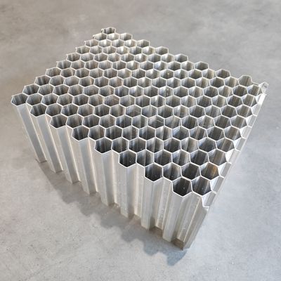 Kalite  Two Piece Adhesive Type Aluminum Honeycomb Core Used In Deformable Crash Test Barriers Fabrika